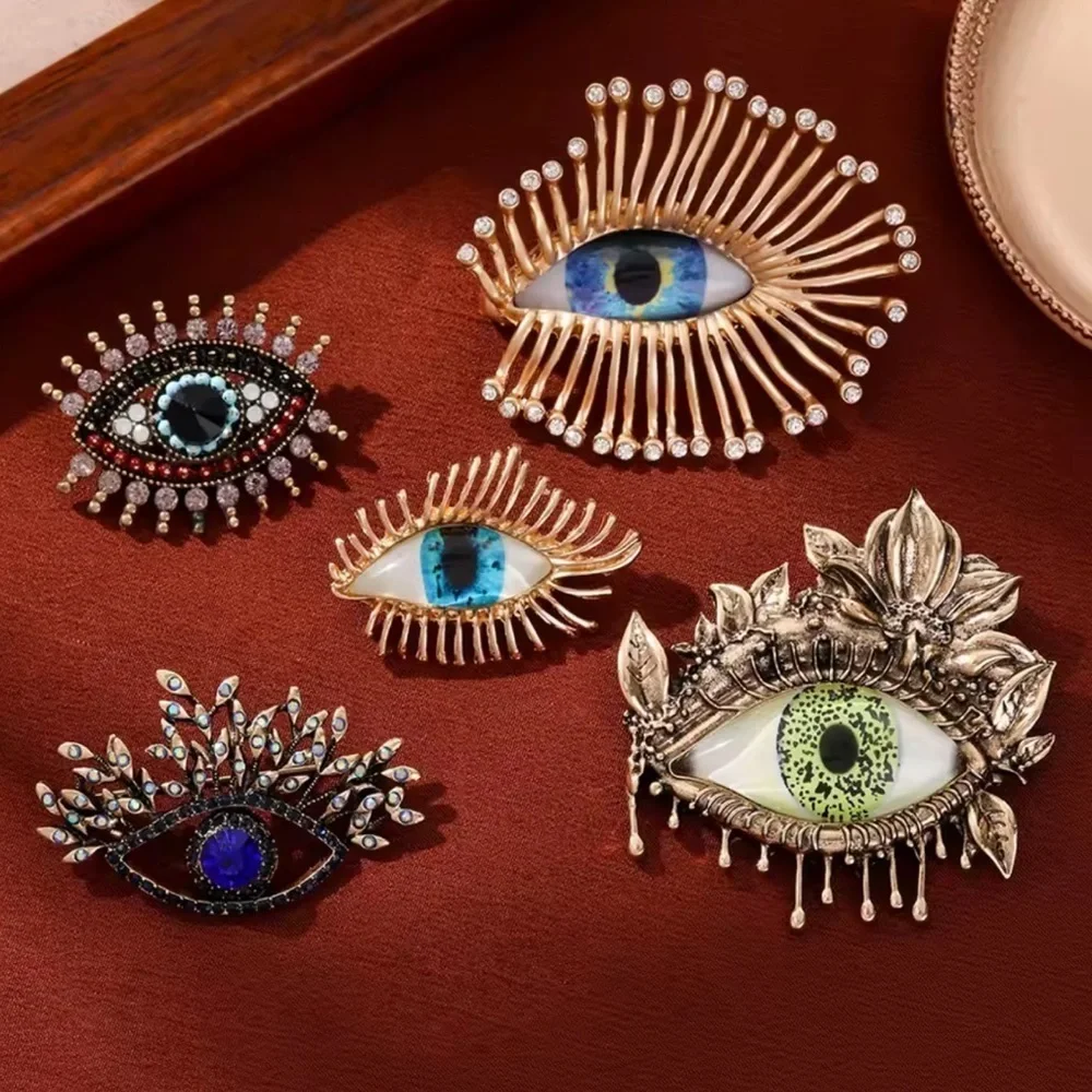 Vintage Green Eye Brooch – Artistic Gold Statement Pin, Surreal Jewelry